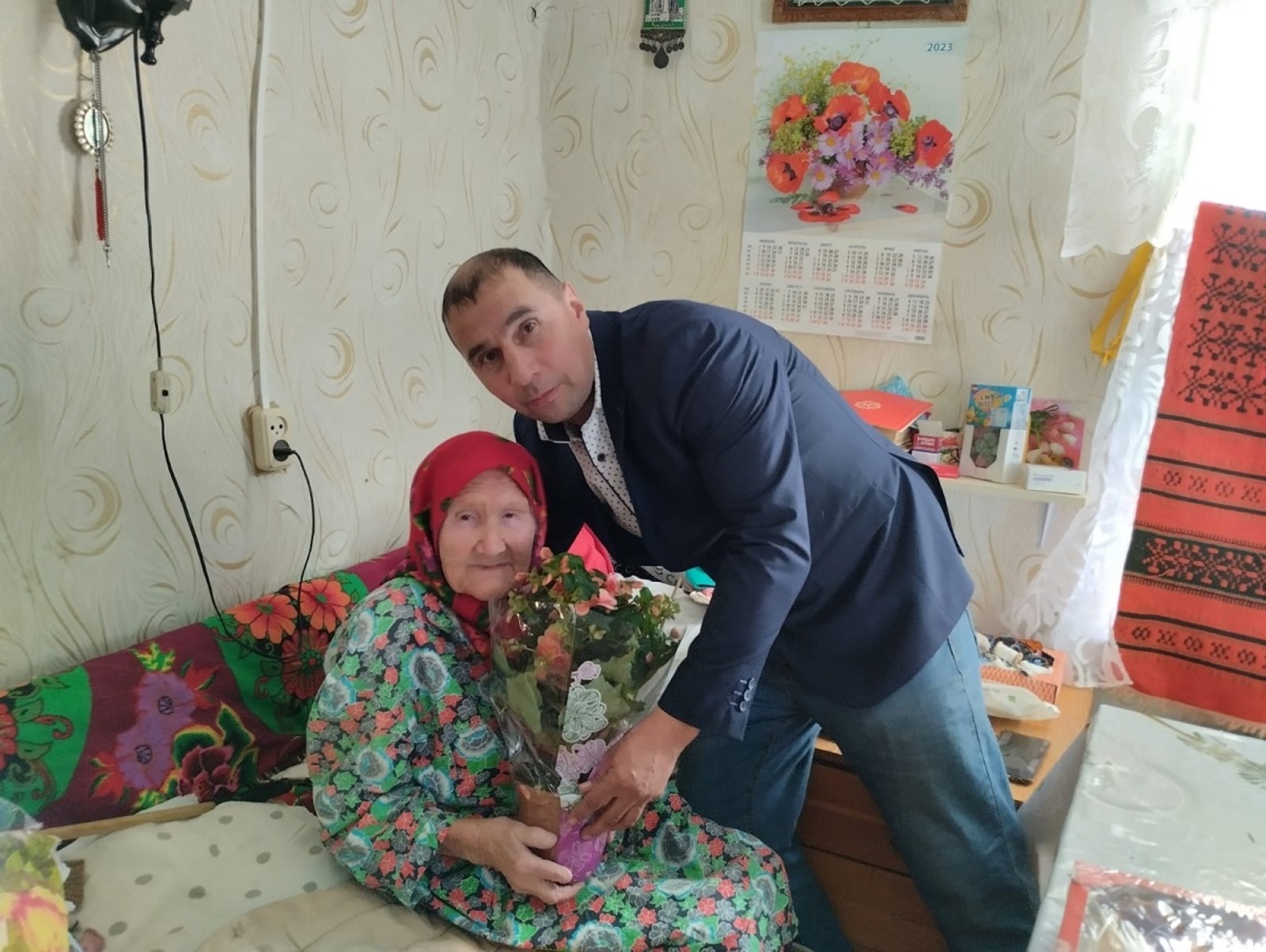 В селе в Башкирии труженицу тыла поздравили с 98-летием