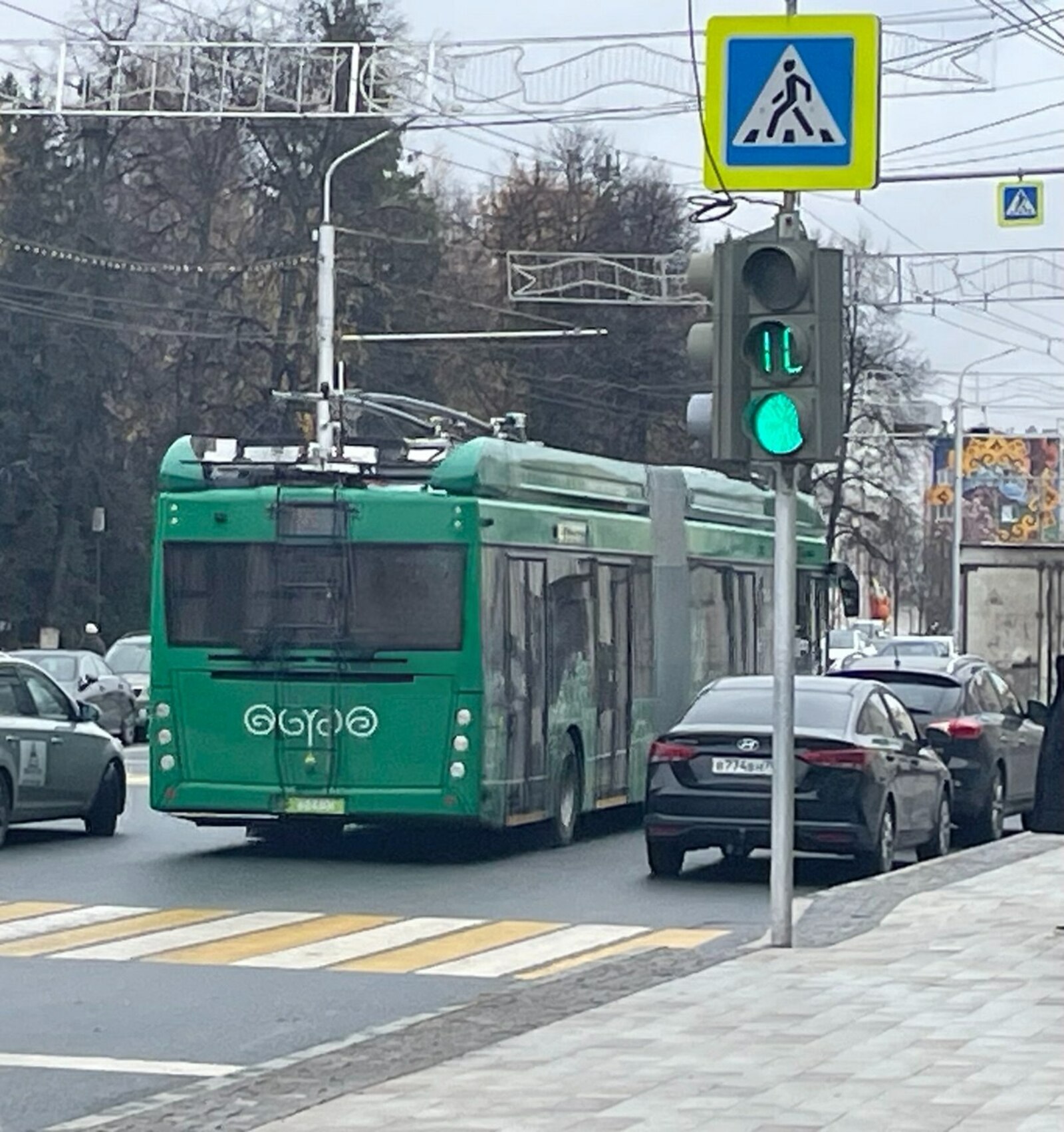 На улицы Уфы вышел троллейбус с «гармошкой»
