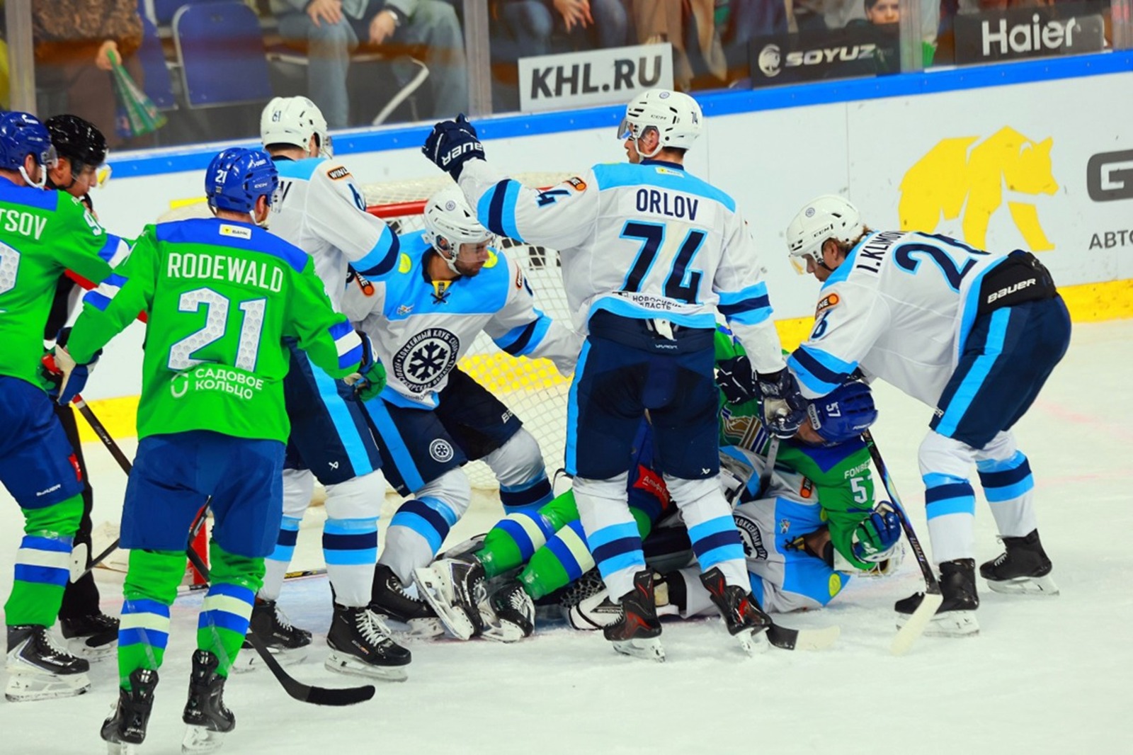 пресс-служба ХК «СЮ» Юлаевец Броссо (№ 57) даже «прилег» на голкипера соперников, но забить гол это не помогло.