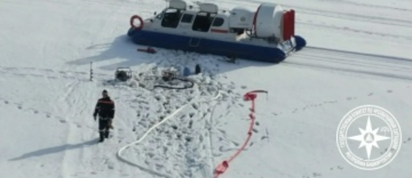 В Башкирии к горящему дому пожарным пришлось пробираться пешком