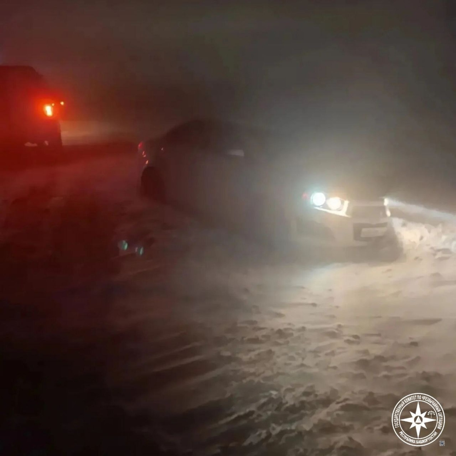 В Башкирии четырёх водителей вызволили из придорожных сугробов