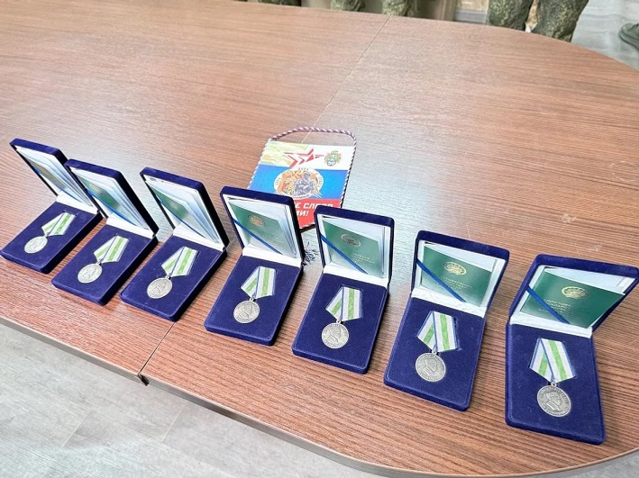 Мэр Уфы вручил награды бойцам в зоне СВО