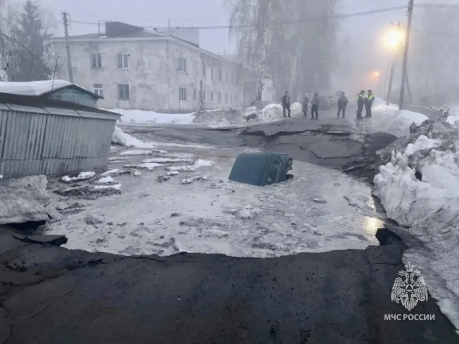 В Башкирии «Нива» провалилась в карстовую воронку на дороге