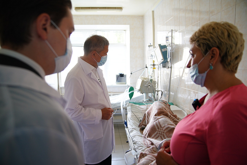 Радий Хабиров навестил в больнице пострадавших на предприятии БСК