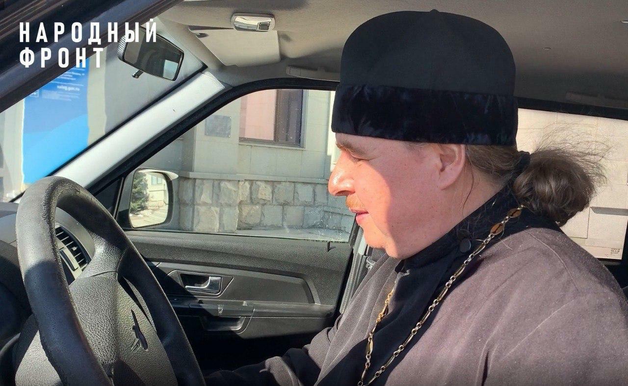 Народный фронт и налоговая служба Башкирии передали автомобиль полковому священнику в зоне СВО