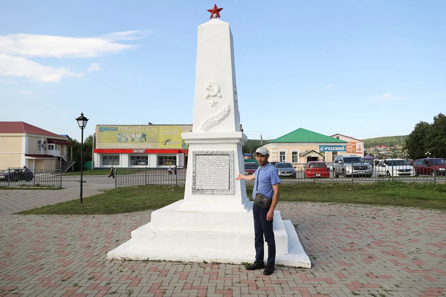 Александр ДАНИЛОВ  Мемориал, воздвигнутый в память о коммунарах, демонстрирует Рубин Ахкамов.