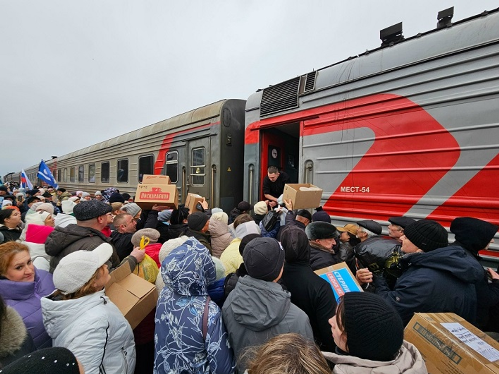 Жители Башкирии встретили на перроне поезд с ранеными бойцами