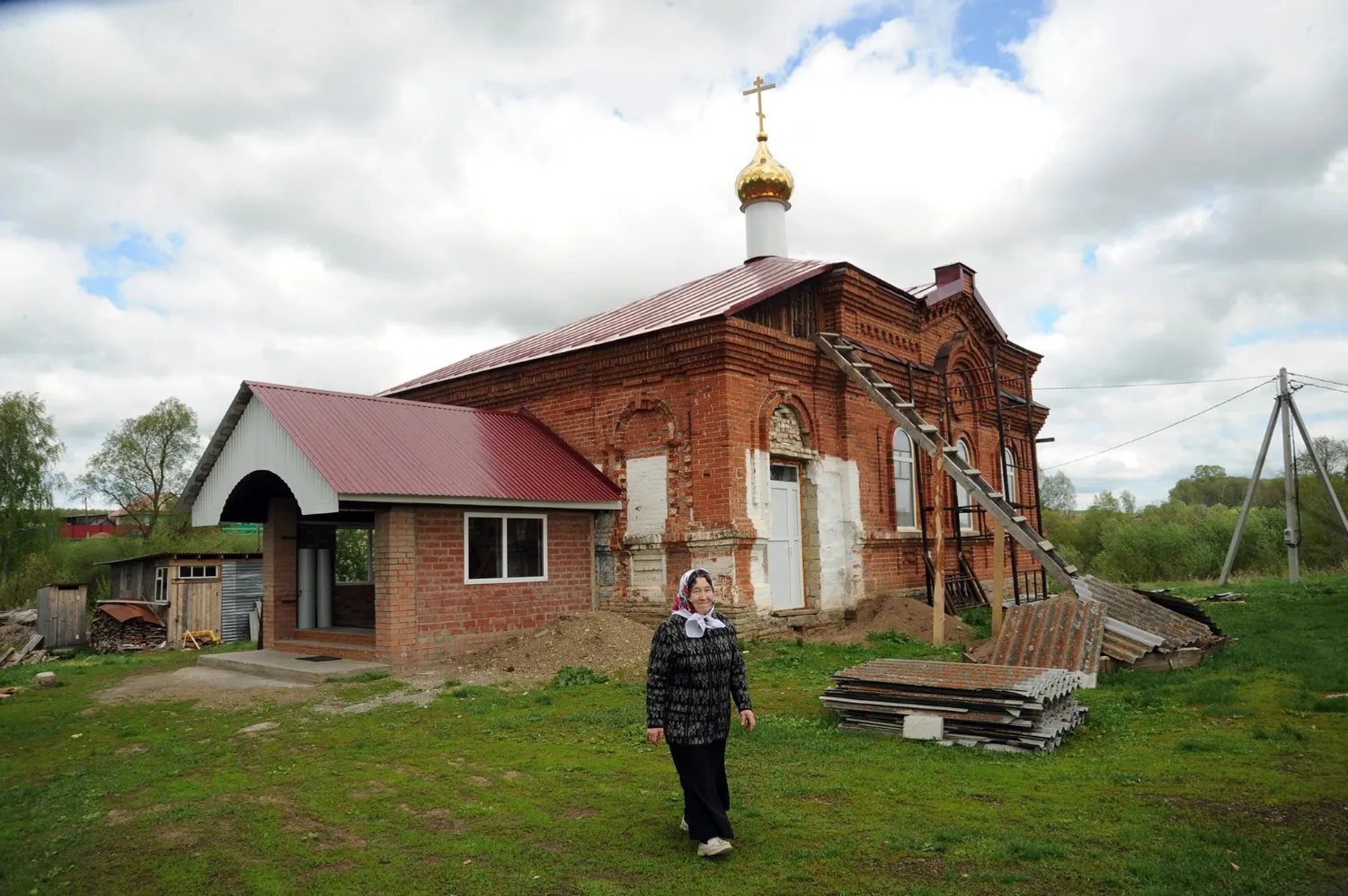 Ринат РАЗАПОВ  Купола возведены, но работы по восстановлению церкви еще очень много.