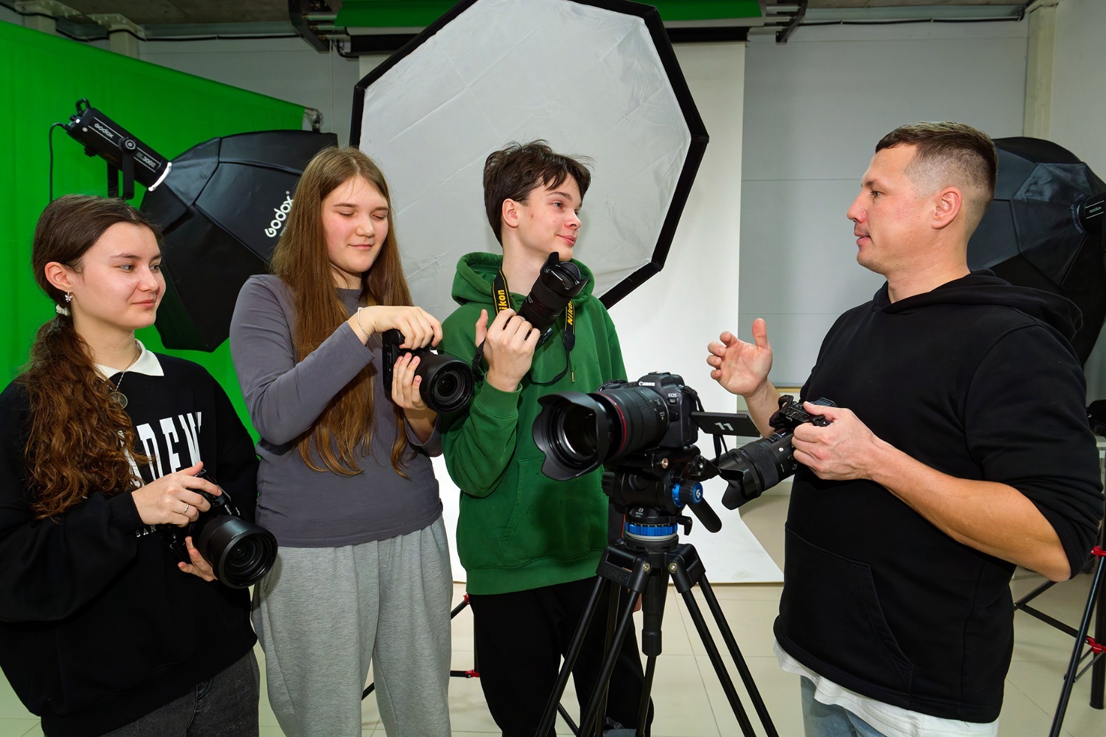 Альберт ЗАГИРОВ  Секреты фото- и видеосъемки ребята узнают на практике.