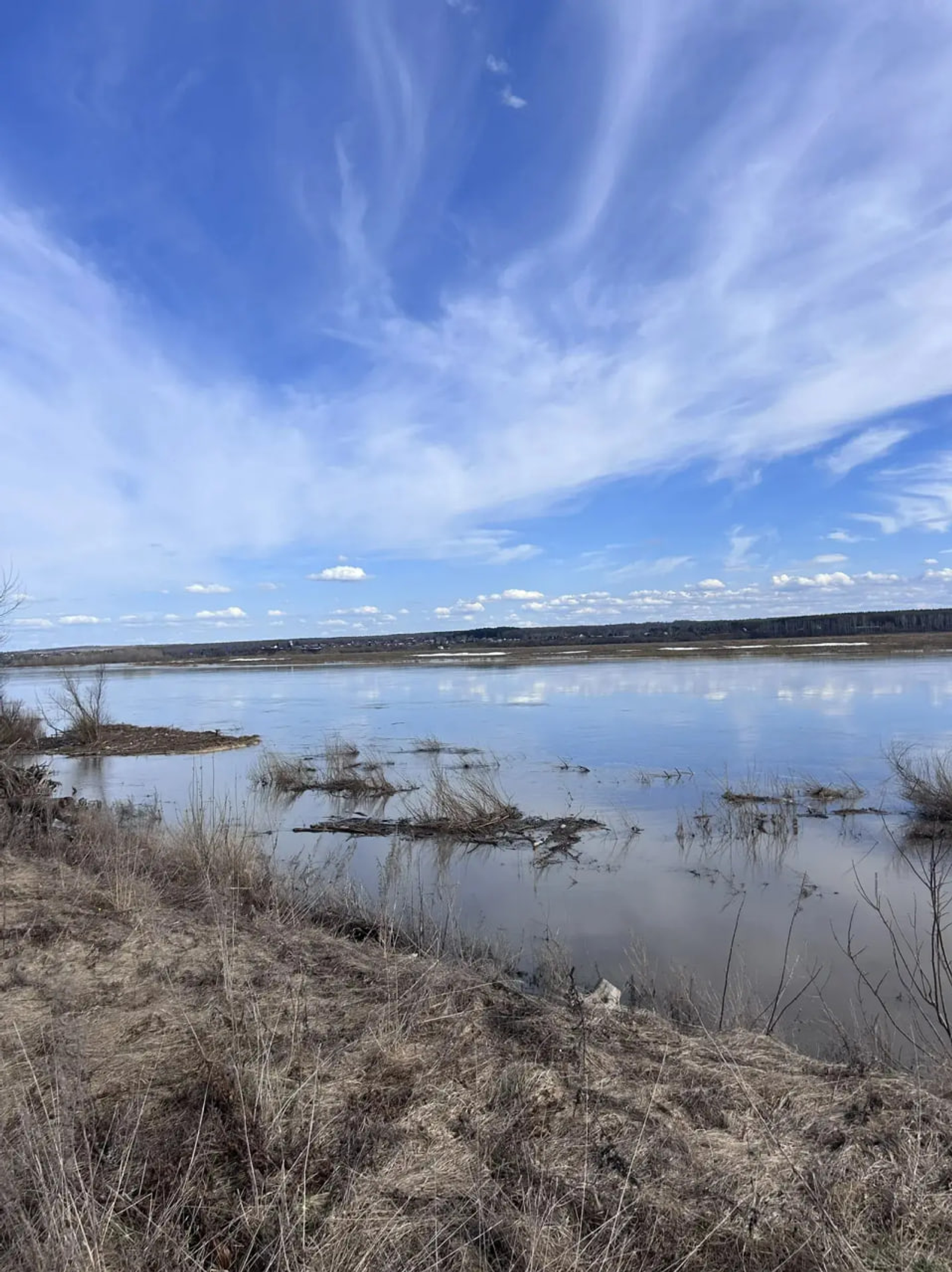 В селе под Уфой начал сползать берег реки Белой