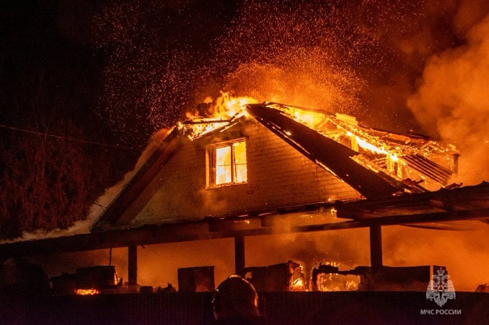 В Башкирии сгорели жилой дом и семь автомобилей