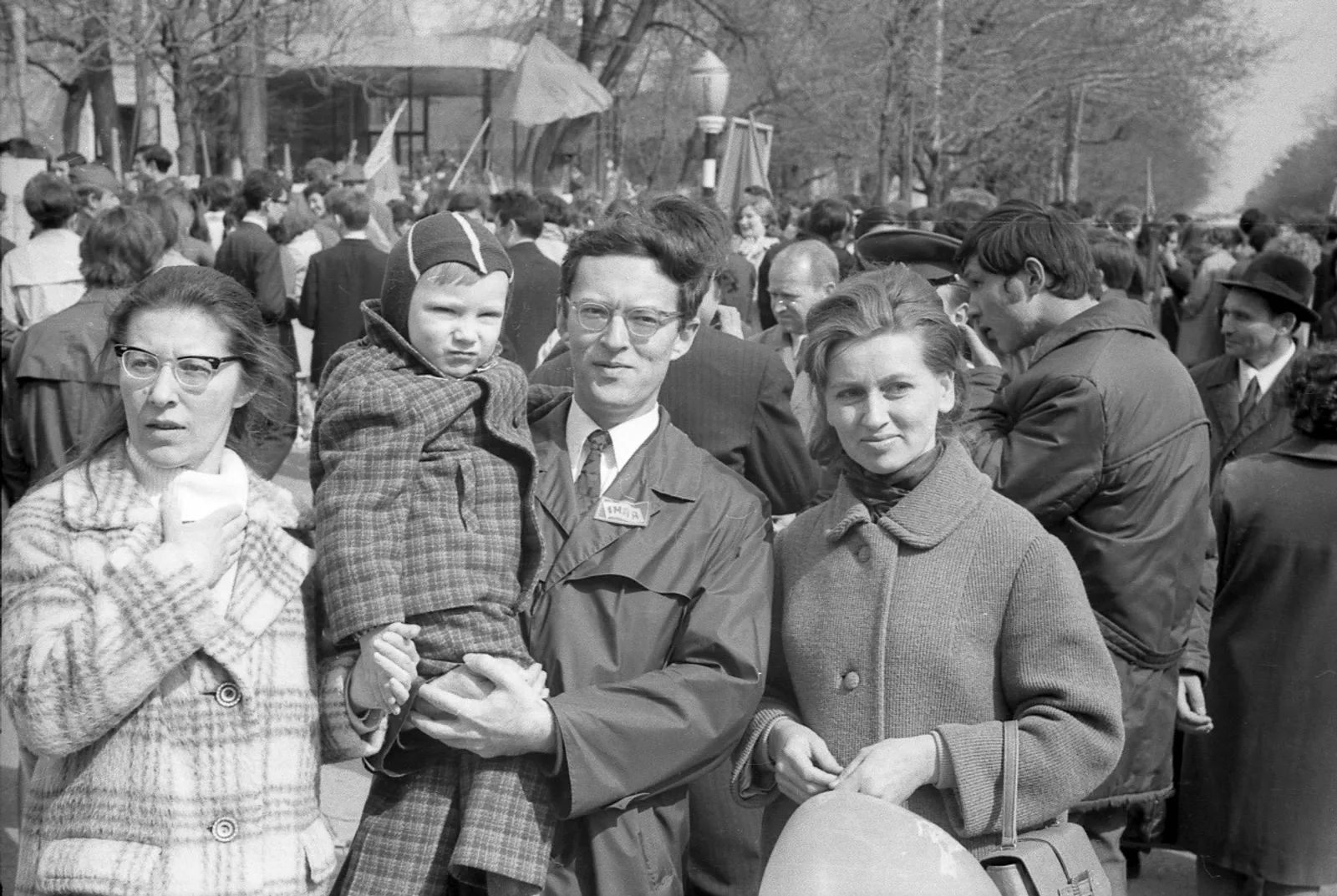 Леонид СОКОЛОВ  Доктор филологических наук, профессор Ромэн Назиров с супругой Тамарой (слева) и сыном Стасом. Когда Станислав вырастет, он станет известным кинорежиссером. 1971 г.