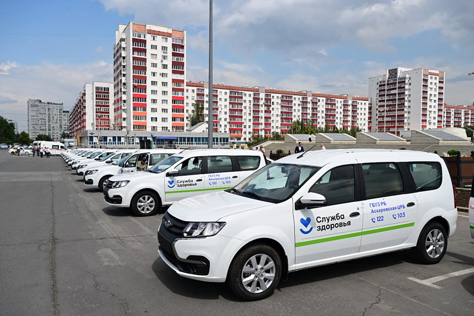 Медикам Башкирии вручили ключи от новых автомобилей