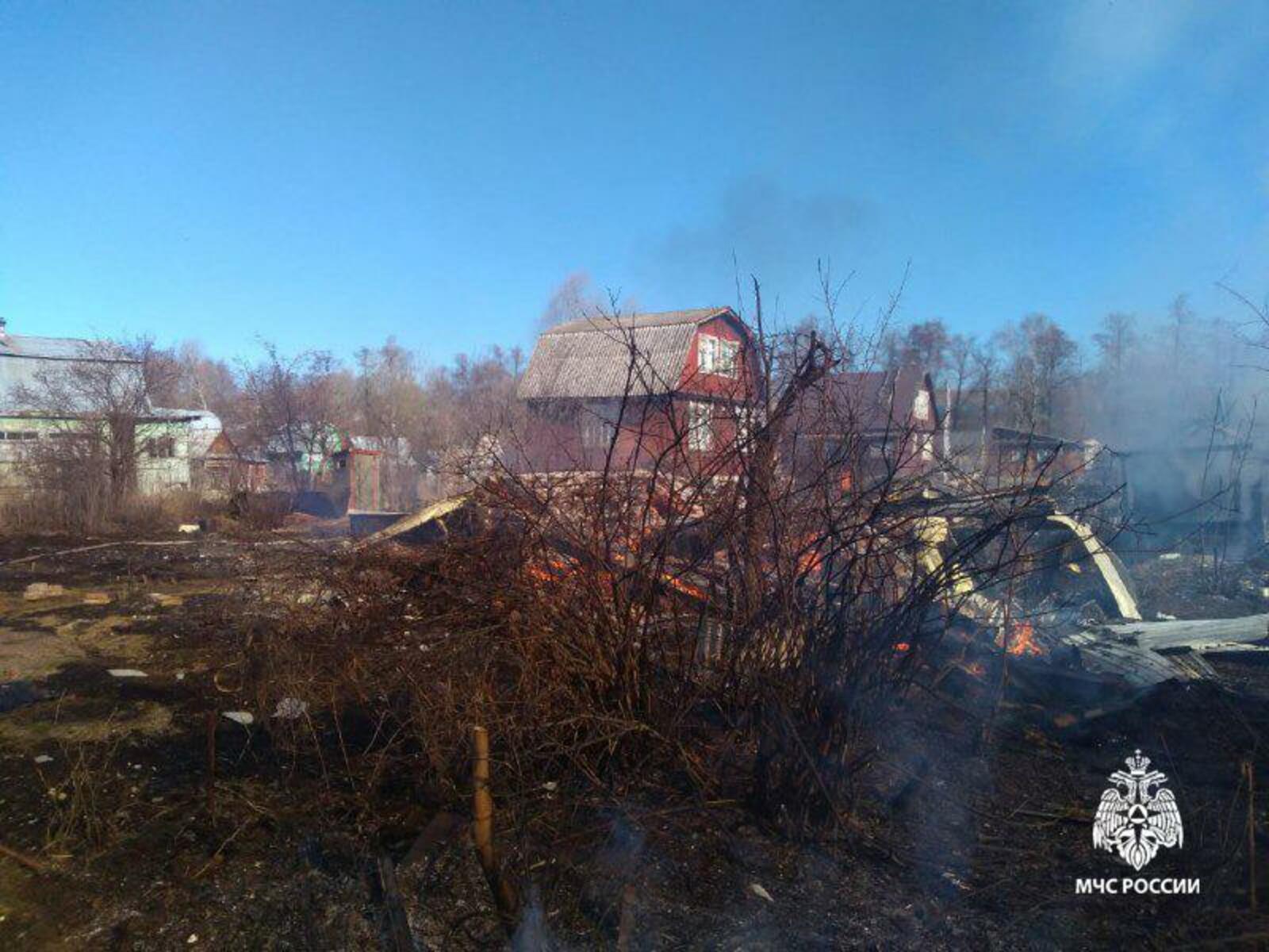 В Уфимском районе в садовом товариществе сгорели два дома и три бани