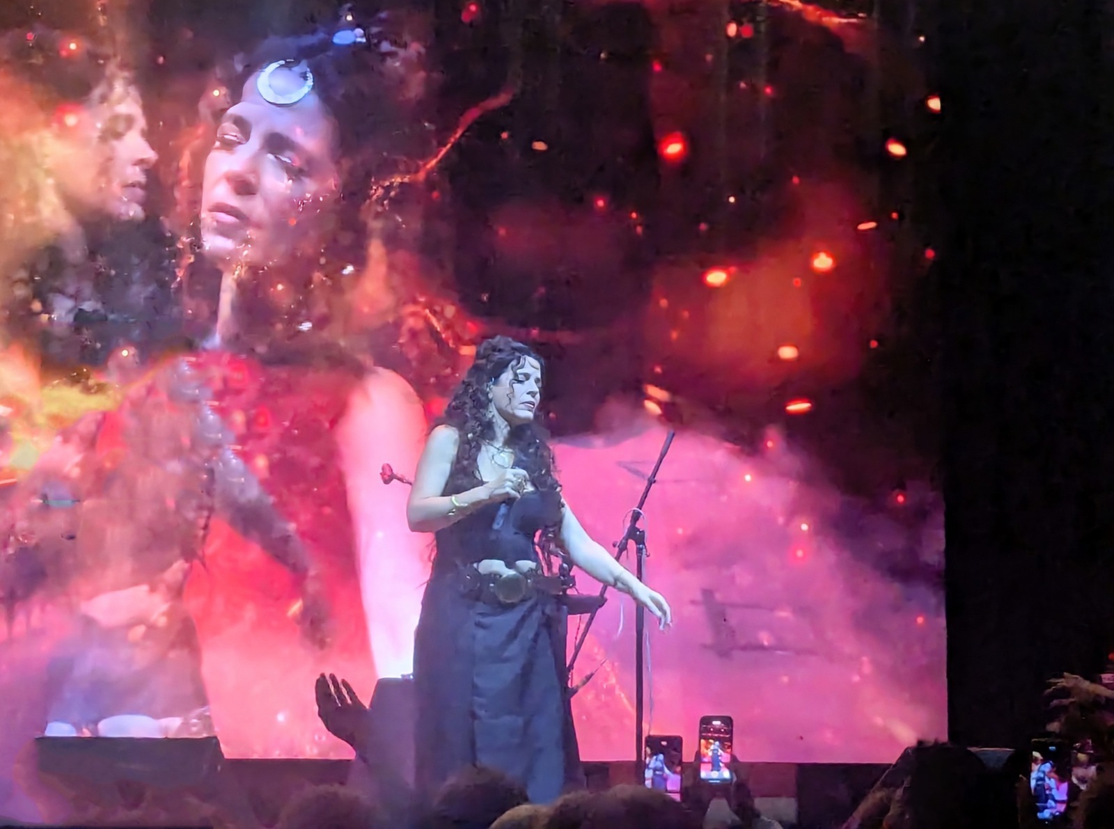 автора Концерты Перукуа — это необычное, но захватывающее действо, в которое певица стремится вовлечь каждого зрителя.