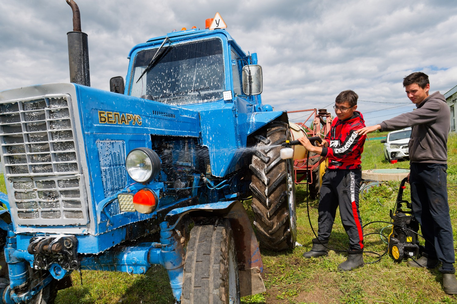 Альберт ЗАГИРОВ  Рабочие руки для северного поля.