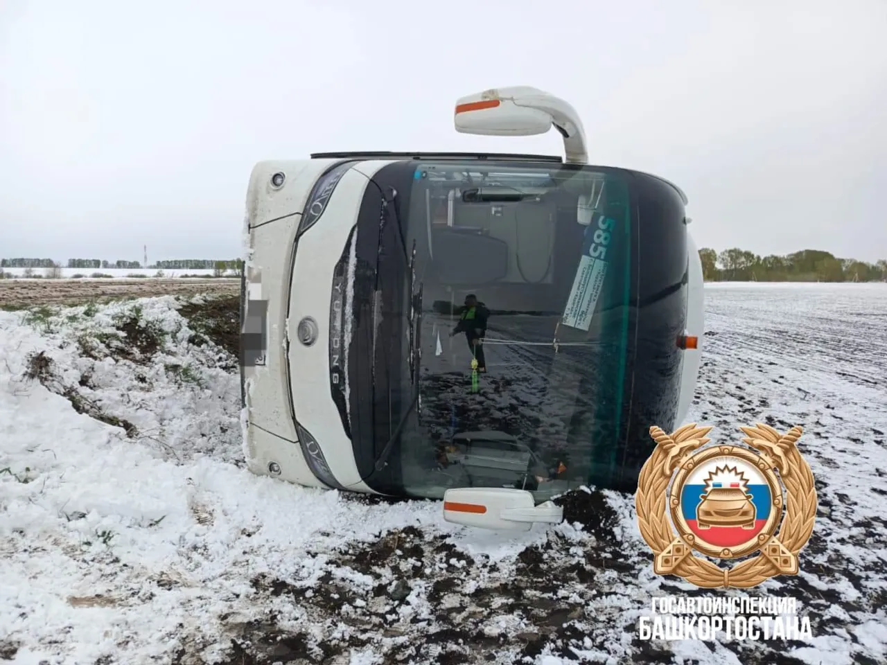 В Уфимском районе опрокинулся автобус