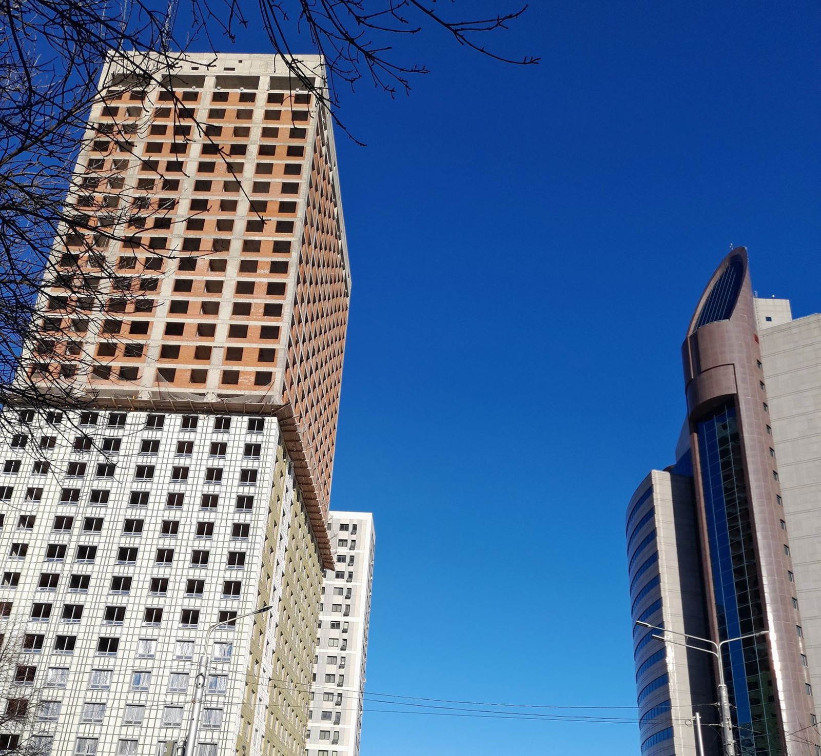 автора Высотка заслонила архитектурную доминанту города — офис банка «Уралсиб».