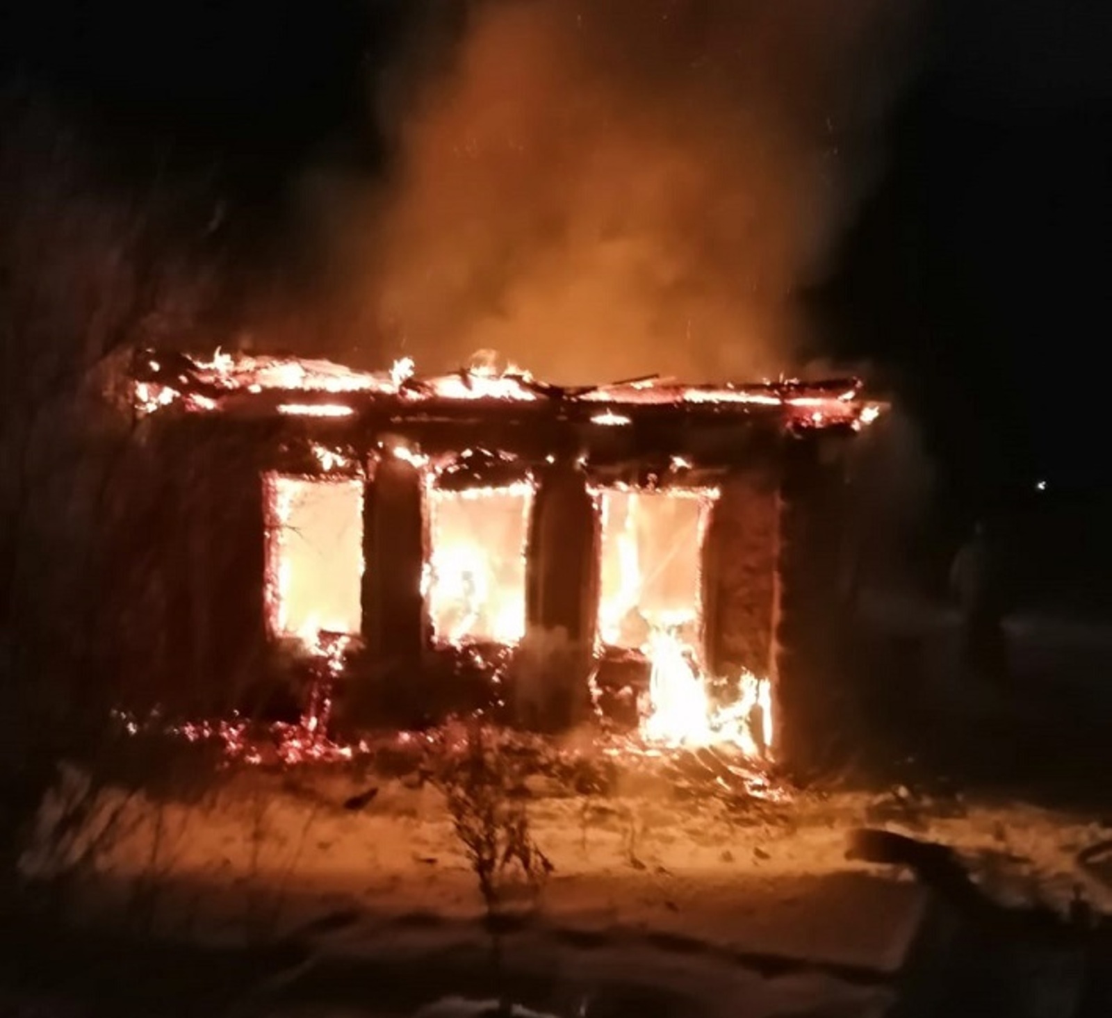 Сгоревшее здание в Уфе. Пожар в Башкирии вчера Давлеканово. Пожар в Давлеканово сегодня. Картинка Уфе Запотоцкого горит дом.