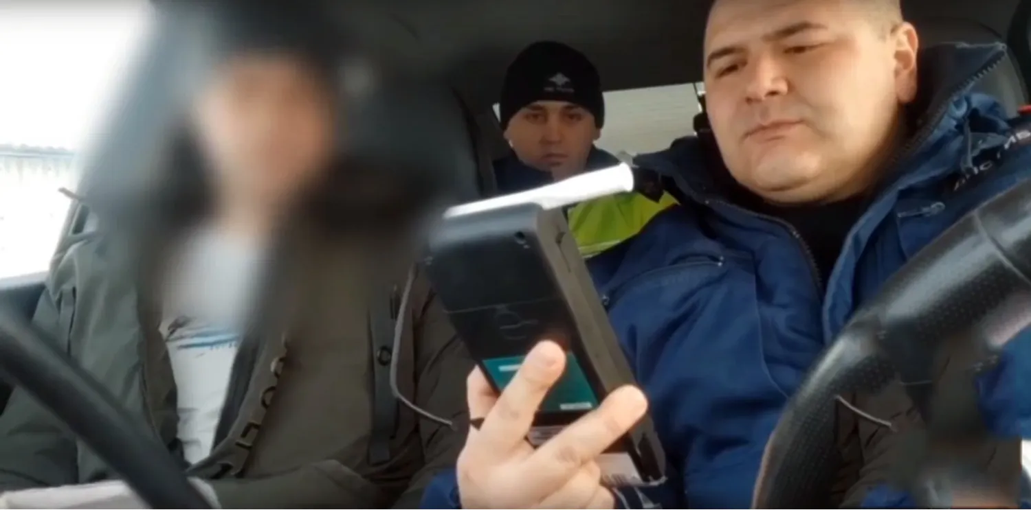 ГАИ РБ Ведомственная система «Паутина» выявила, что по дорогам Кушнаренковского района разъезжает автомашина «Лада», владелец которой лишен прав: уехал с места ДТП. Инспекторы нашли машину, остановили — 38-летний «лишенец» оказался еще и пьяным. Прибор показал 0,399 мг/л алкоголя в выдыхаемом воздухе.