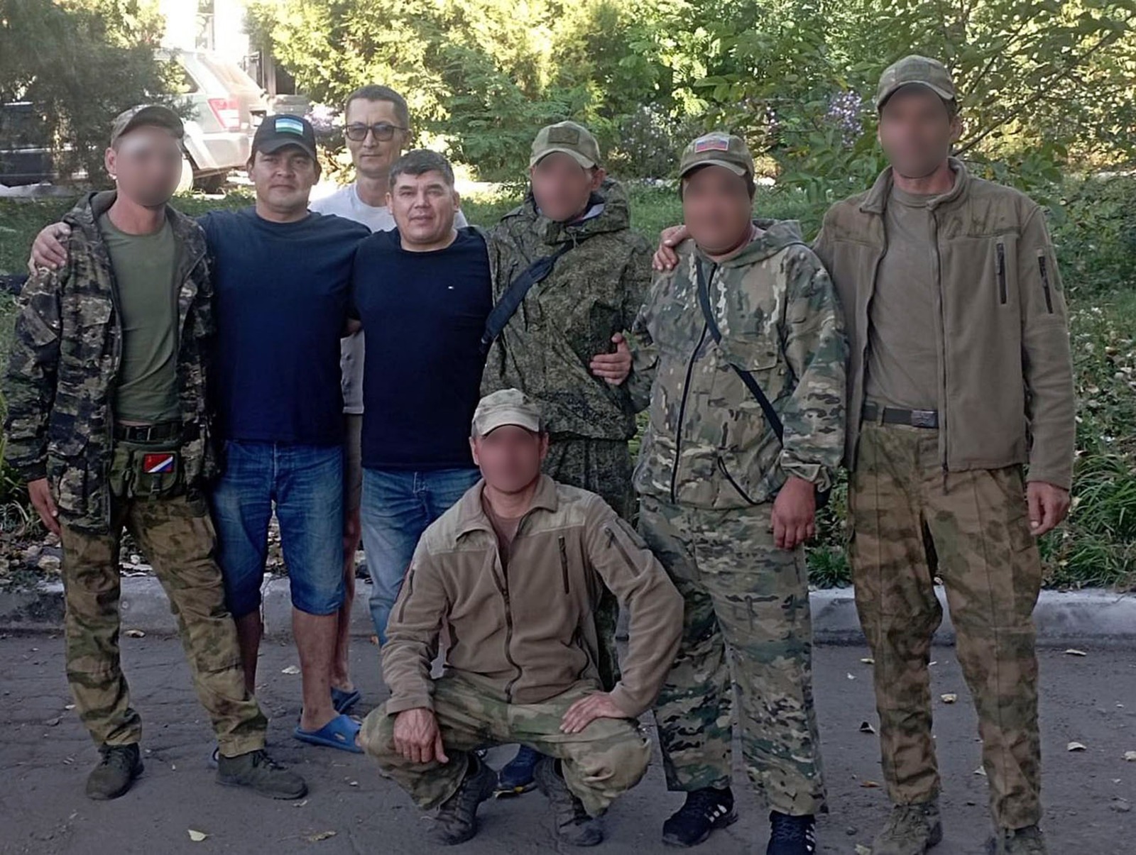 предоставлено Нуршатом ГИБАЗОВЫМ Домой врачей провожают бойцы башкирских батальонов.