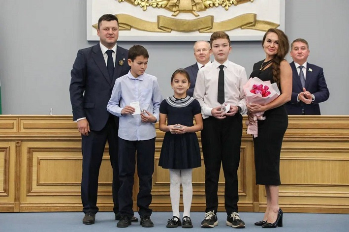 В Уфе впервые вручили именные значки «Моя мама Герой»