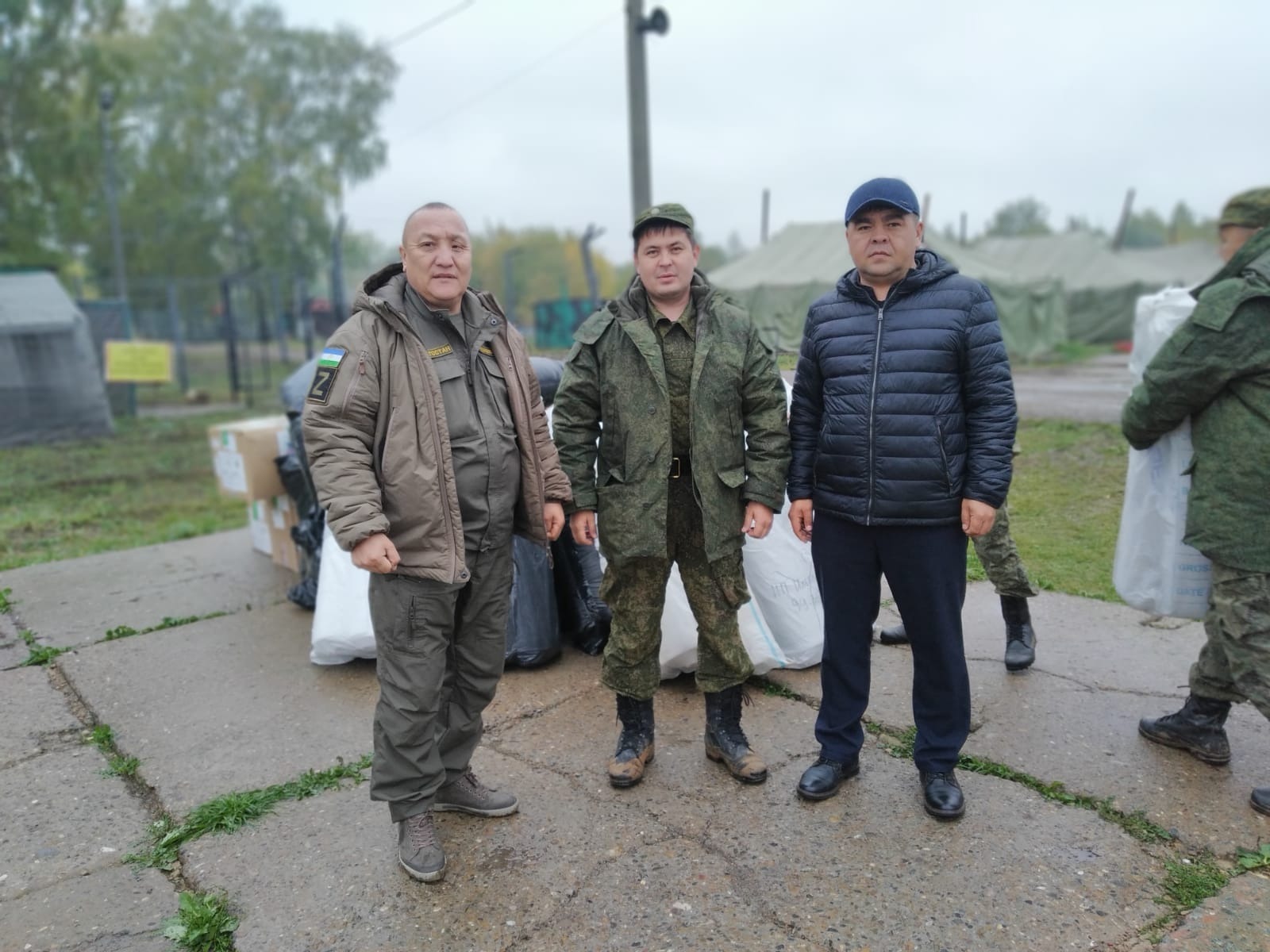 Советники главы республики встречают на местах боевого слаживания помощь из Башкирии