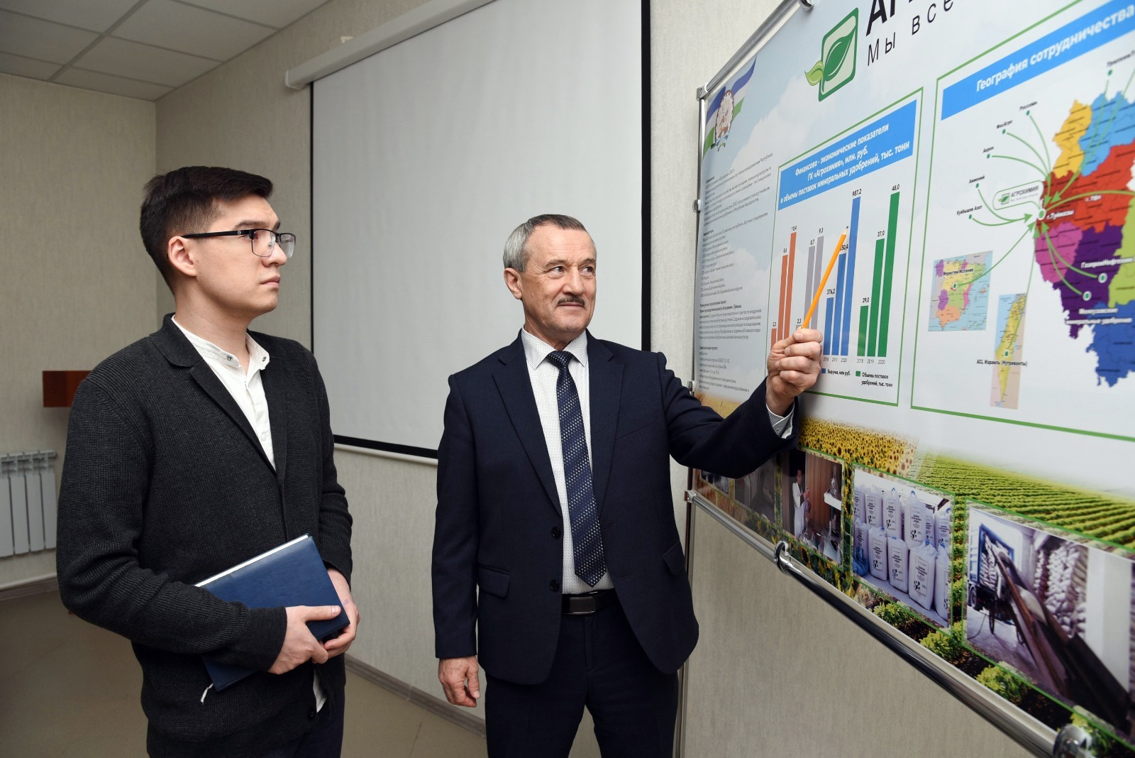 Зиля АБДУЛЛИНА  К Рузилю Гарееву (справа) приезжают на обучение все, кто хочет получить богатый урожай.