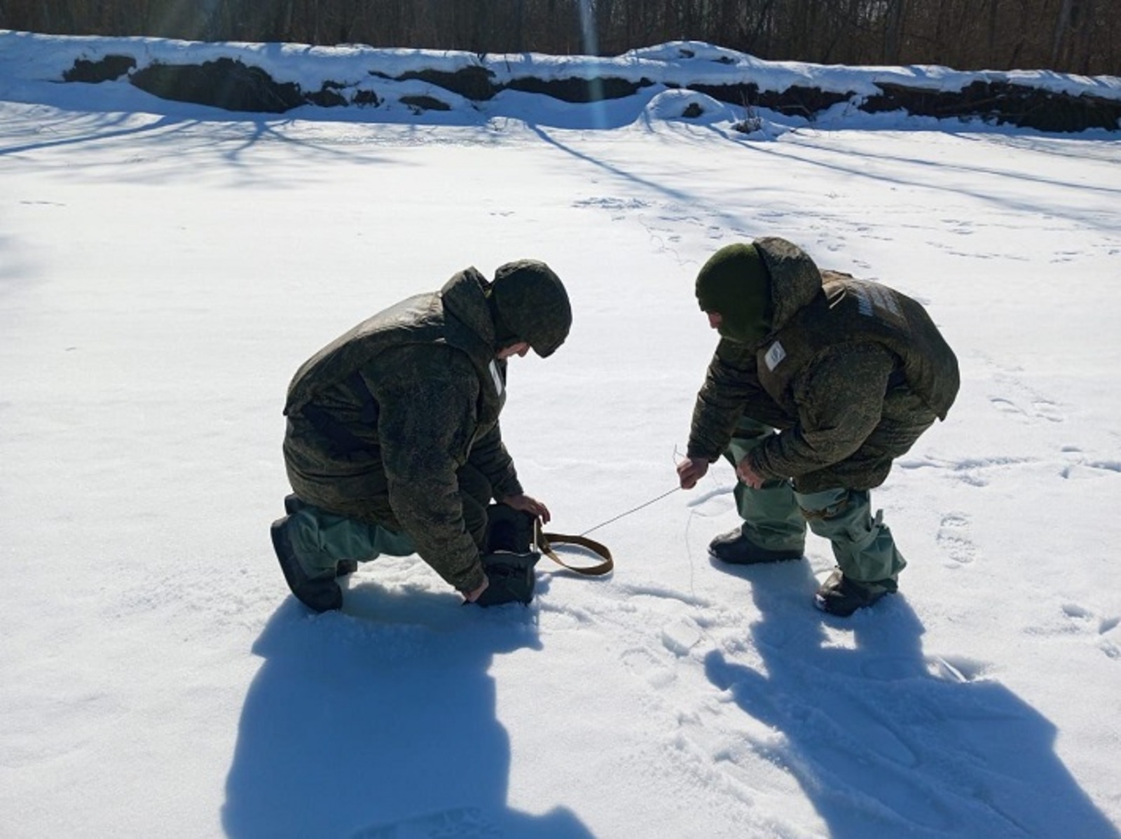 В Башкирии взрывники пробили канал во льду Инзера