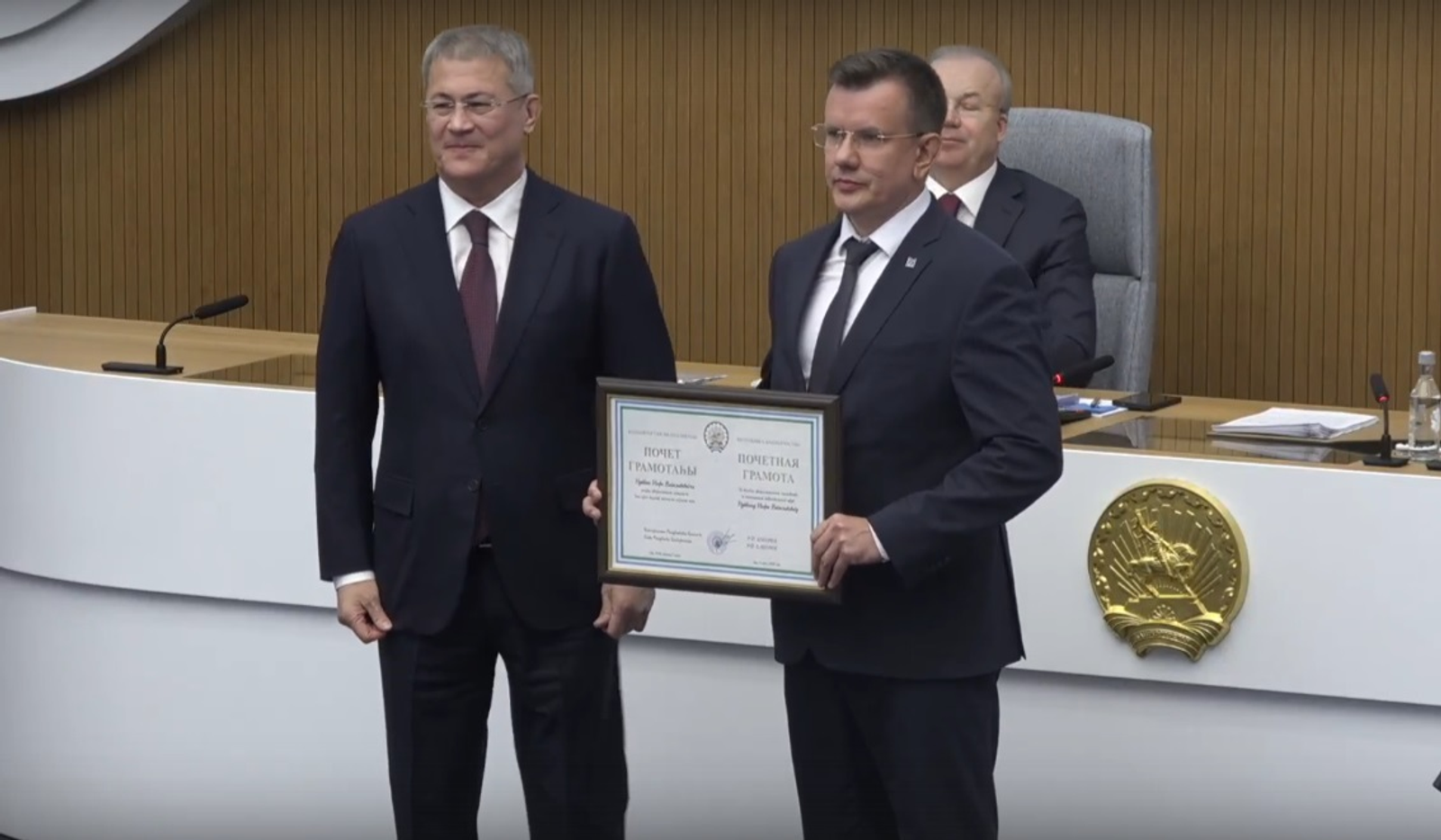 Радий Хабиров наградил директора Уфимского колледжа радиоэлектроники