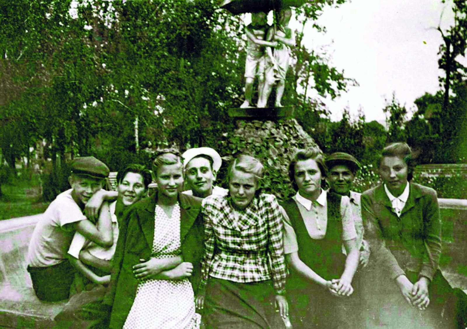 из личного архива Анатолия ЧЕЧУХИ Не одно поколение уфимцев назначало встречи у фонтана...