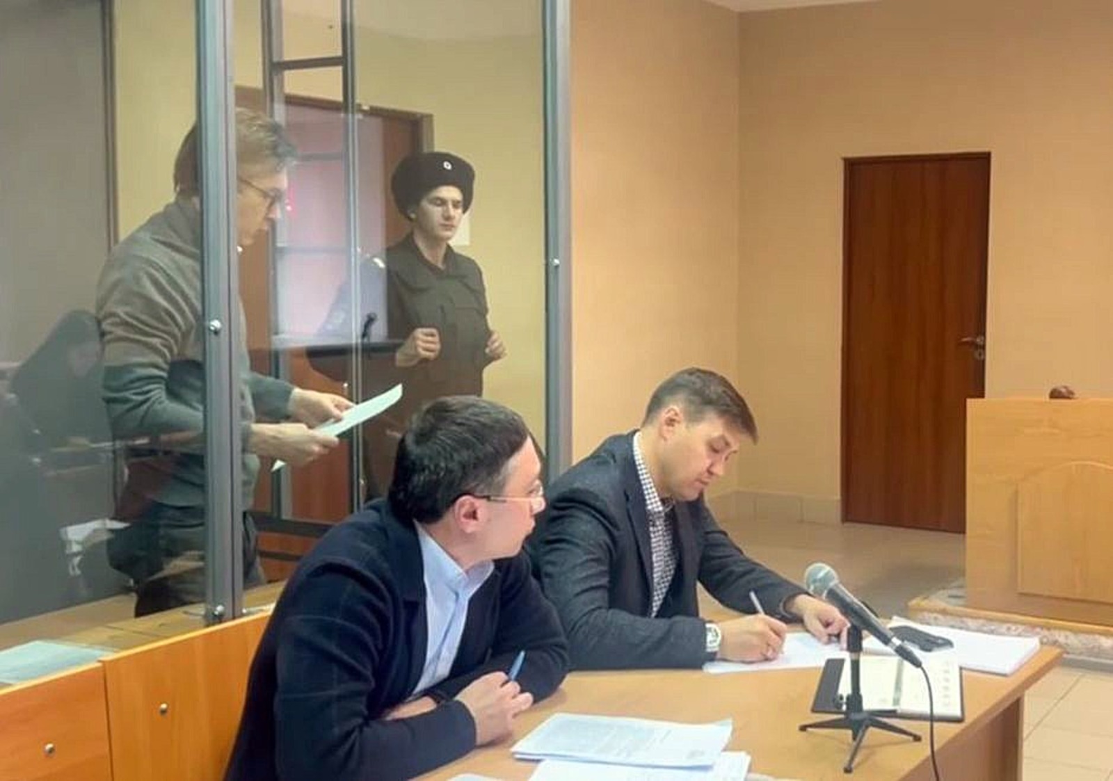 скриншот видео Объединенной пресс-службы судов РБ За покушение на дачу взятки арбитражному судье директор крупной строительной компании получил 10 лет колонии строгого режима, со штрафом в размере 100 млн рублей. Кроме того, у него конфискованы средства — 10 млн рублей.