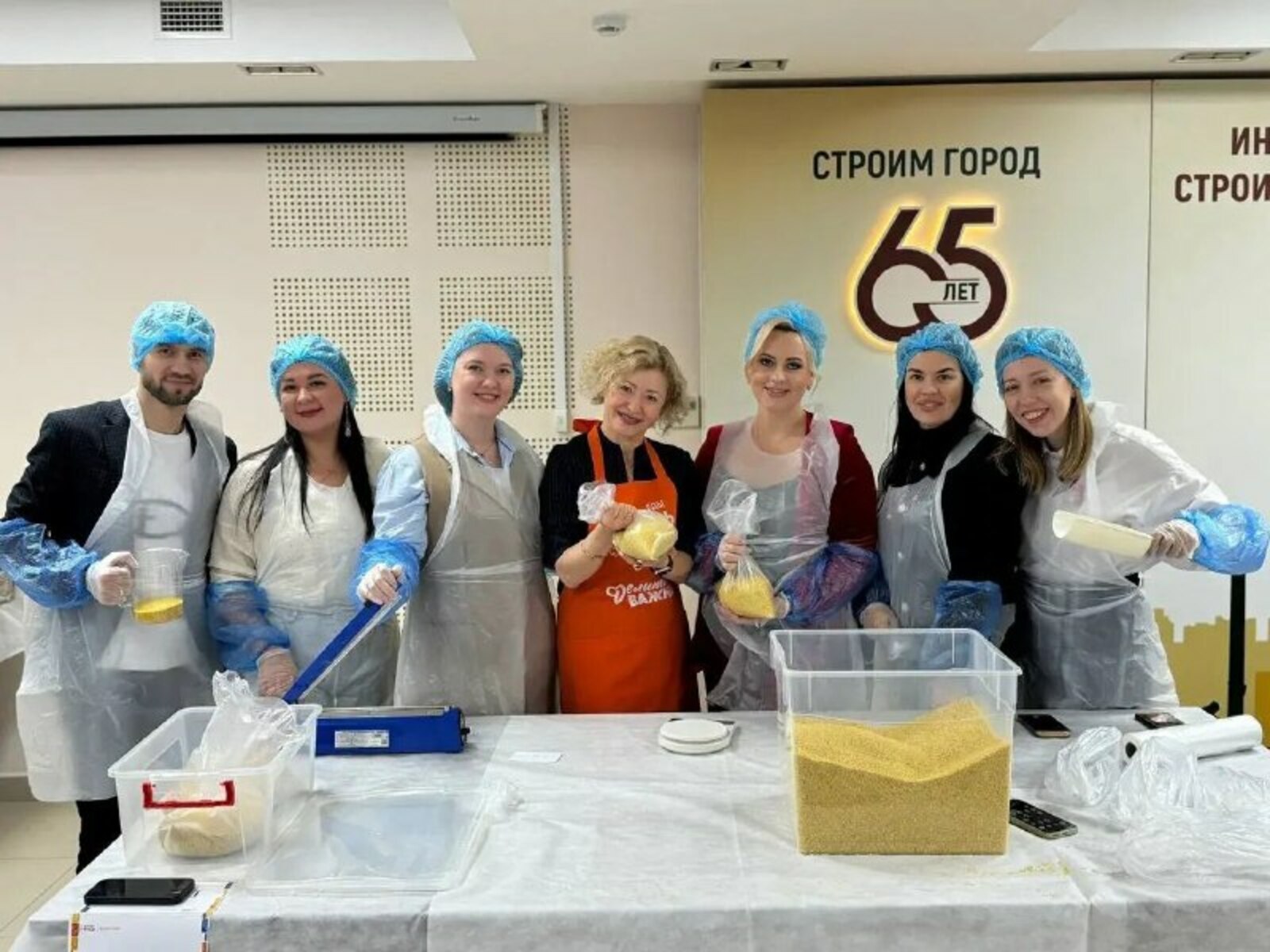 В Уфе на акции «Народный обед» расфасовали сто продуктовых наборов