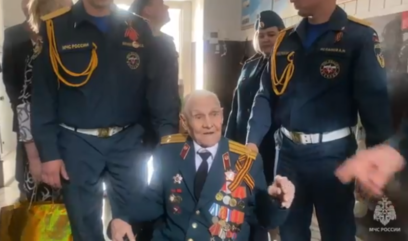 В республиканском МЧС чествовали ветерана Великой Отечественной войны Михаила Ефимовского