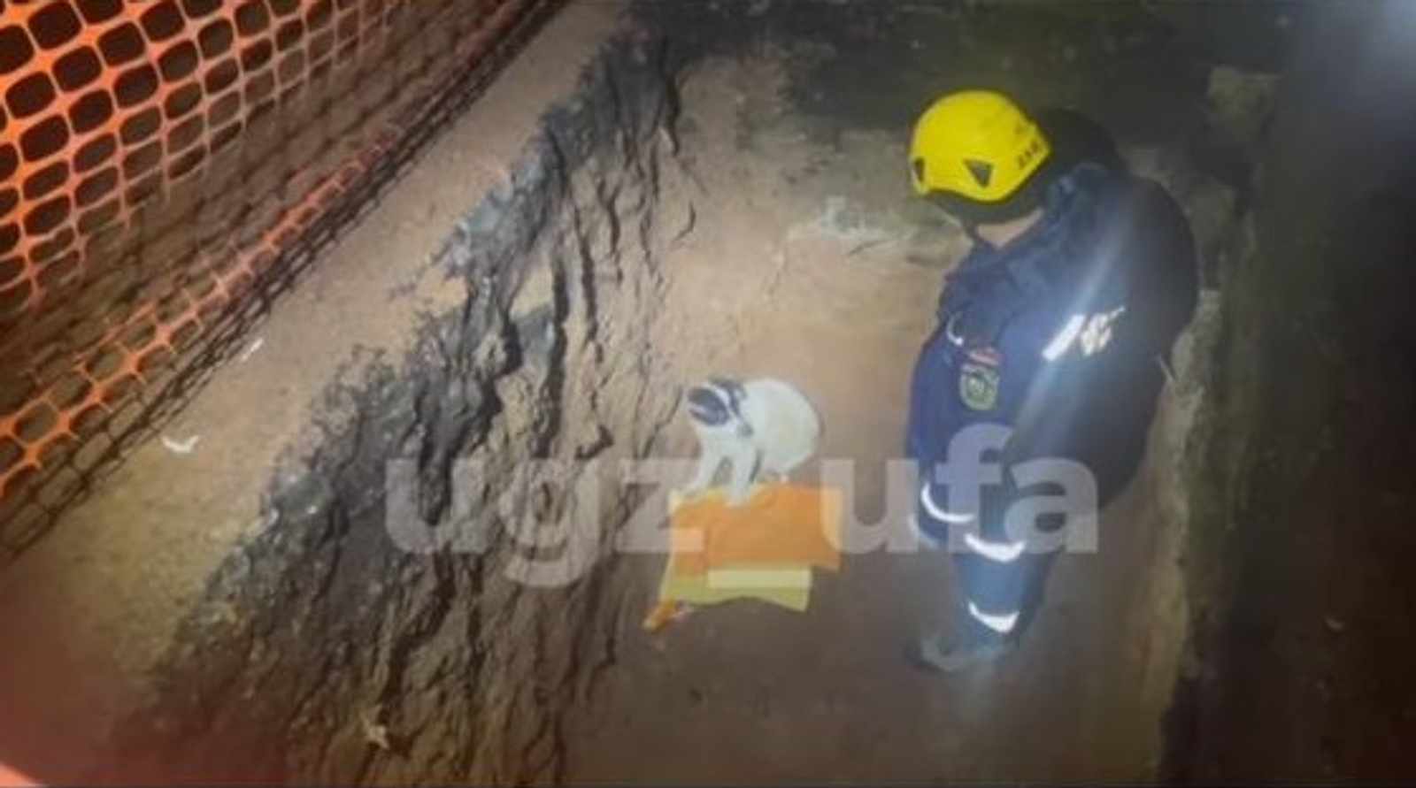 В Уфе спасатели пришли на помощь щенку, упавшему в яму