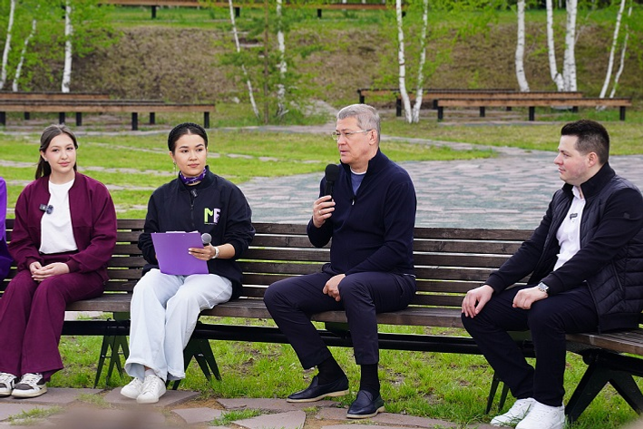 Радий Хабиров пообщался с молодёжными активистами