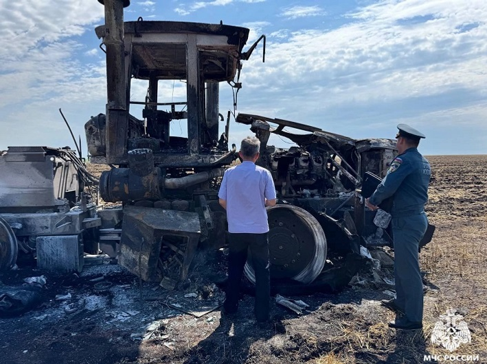 В Башкирии загорелся трактор в поле