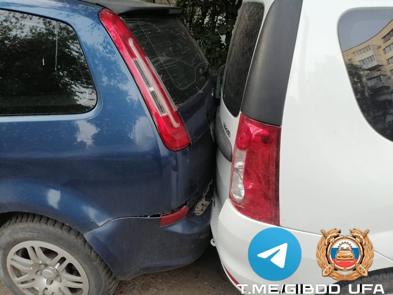 В одном из дворов Уфы женщина-водитель повредила четыре машины