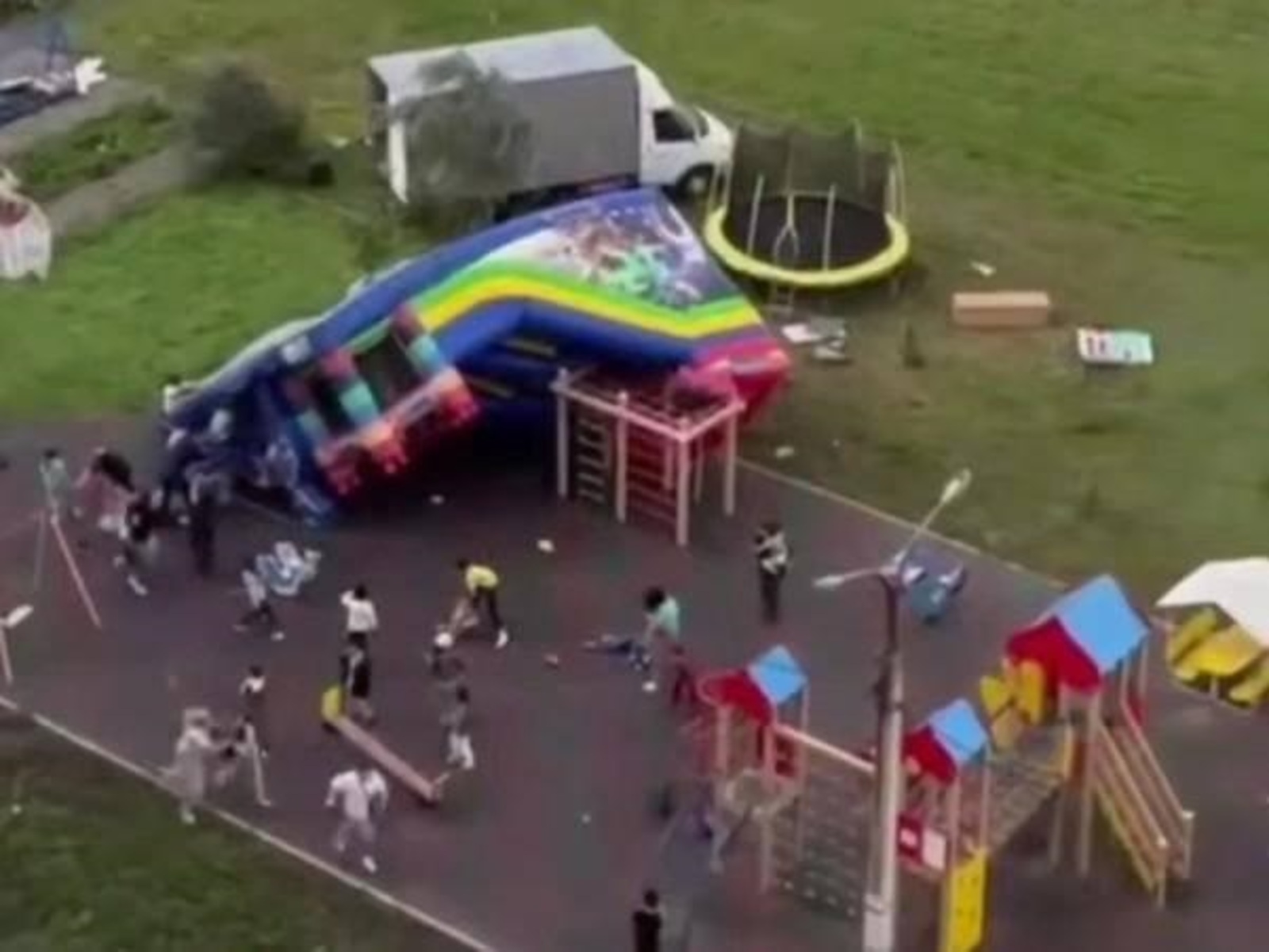 В Уфе надувной батут опрокинулся на детей