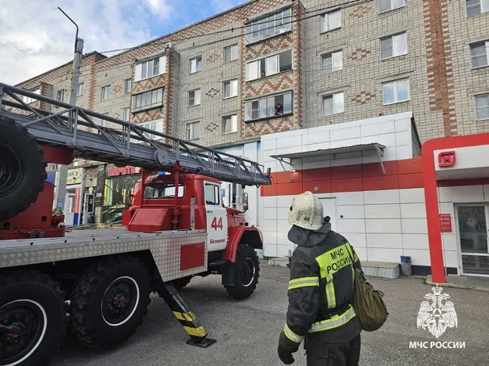 В Башкирии с крыши магазина сняли трёхлетнего малыша