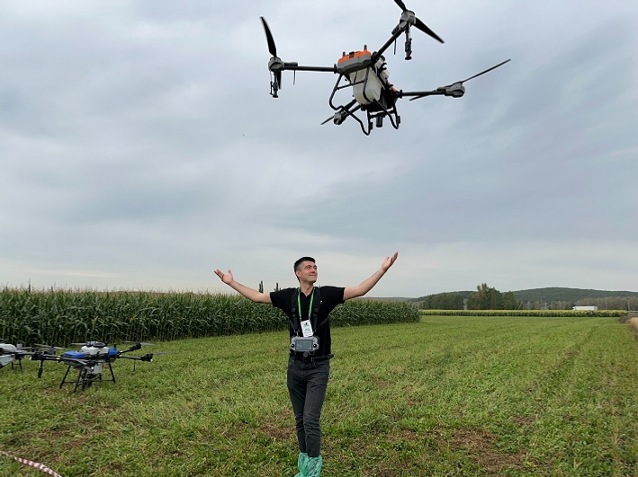 В Башкирии над полем рапса взмыли беспилотники