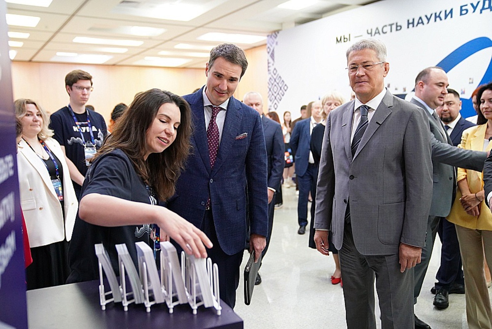 пресс-службы главы РБ Радий Хабиров и Денис Секиринский осмотрели экспозиции съезда молодых ученых.