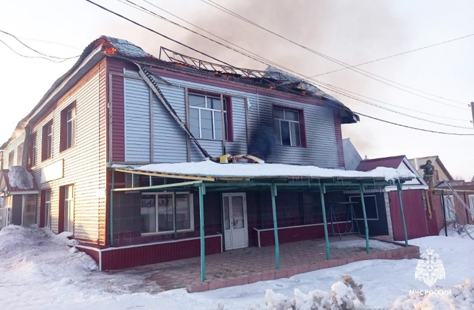 В Башкирии загорелось здание магазина