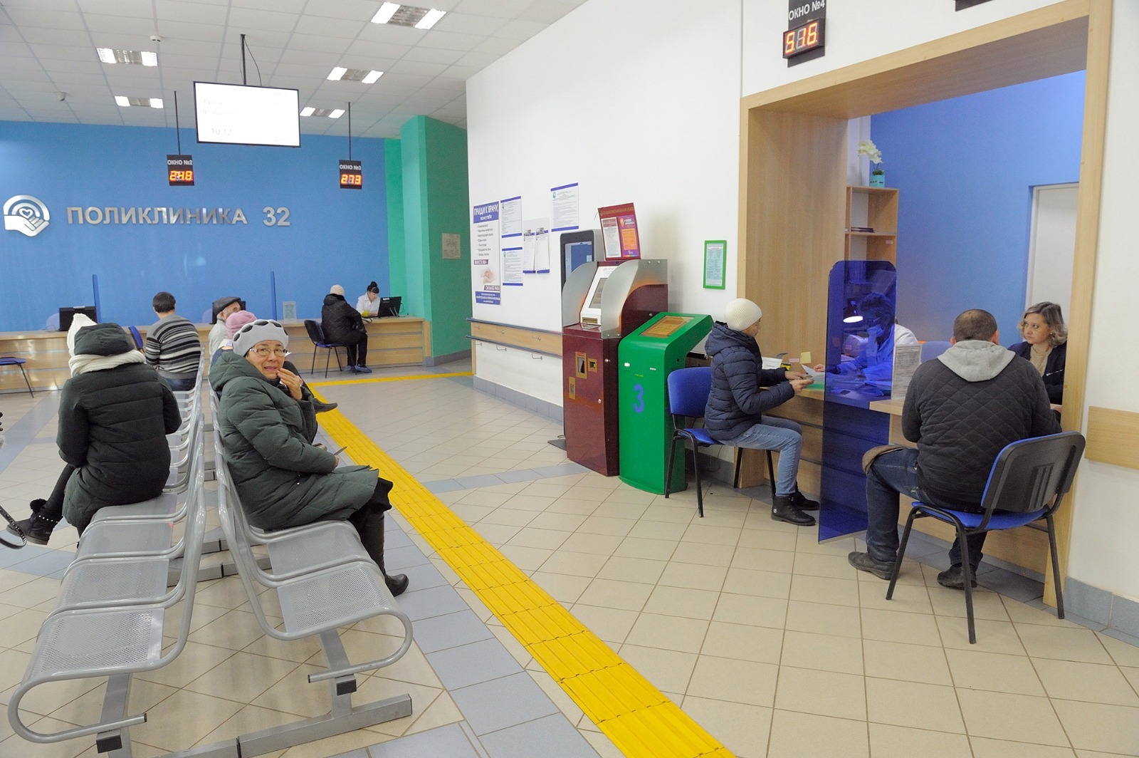 Альберт ЗАГИРОВ  Удобные для пациентов зоны ожидания появились во многих поликлиниках.
