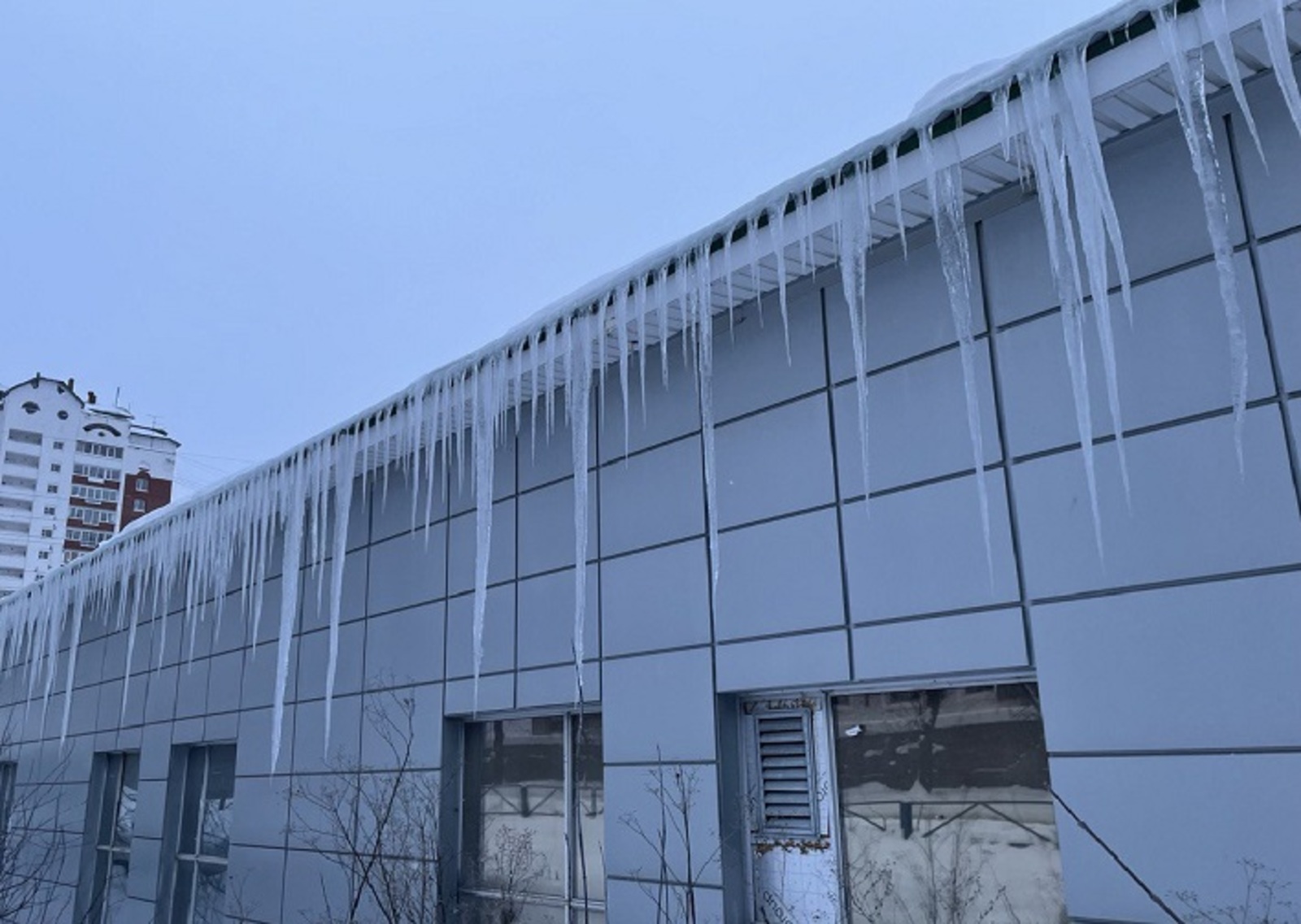 В Уфе отмечено десять случаев схода снега и наледи на автомобили