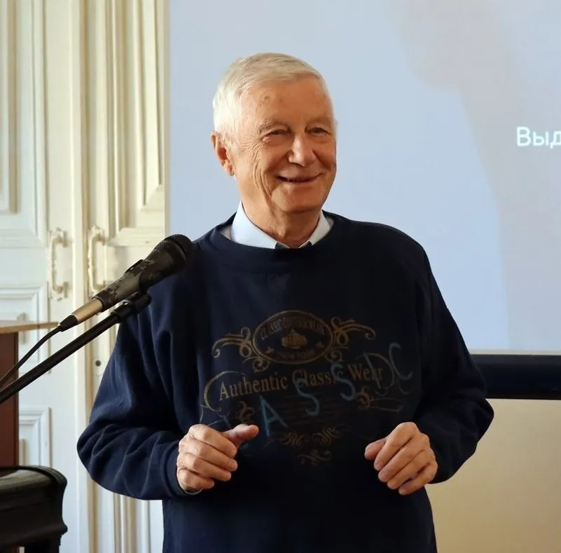 автора Путешественник Юрий Лобанов делится своими воспоминаниями о ректоре Мавлютове...