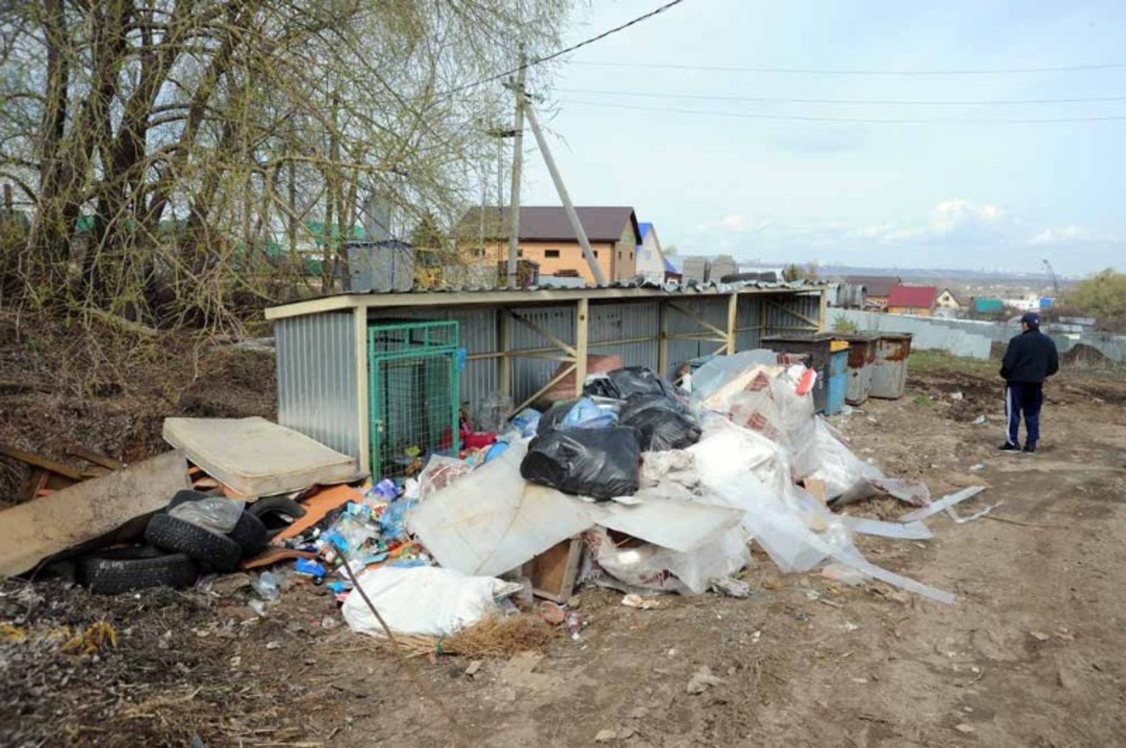 Ринат РАЗАПОВ  Жители Зинино устраивают мусорные свалки на контейнерных площадках.