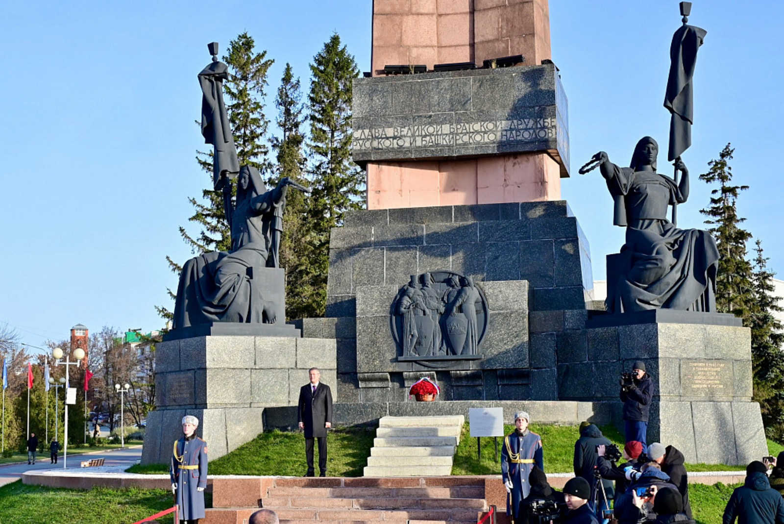 В Уфе Радий Хабиров возложил цветы к Монументу Дружбы