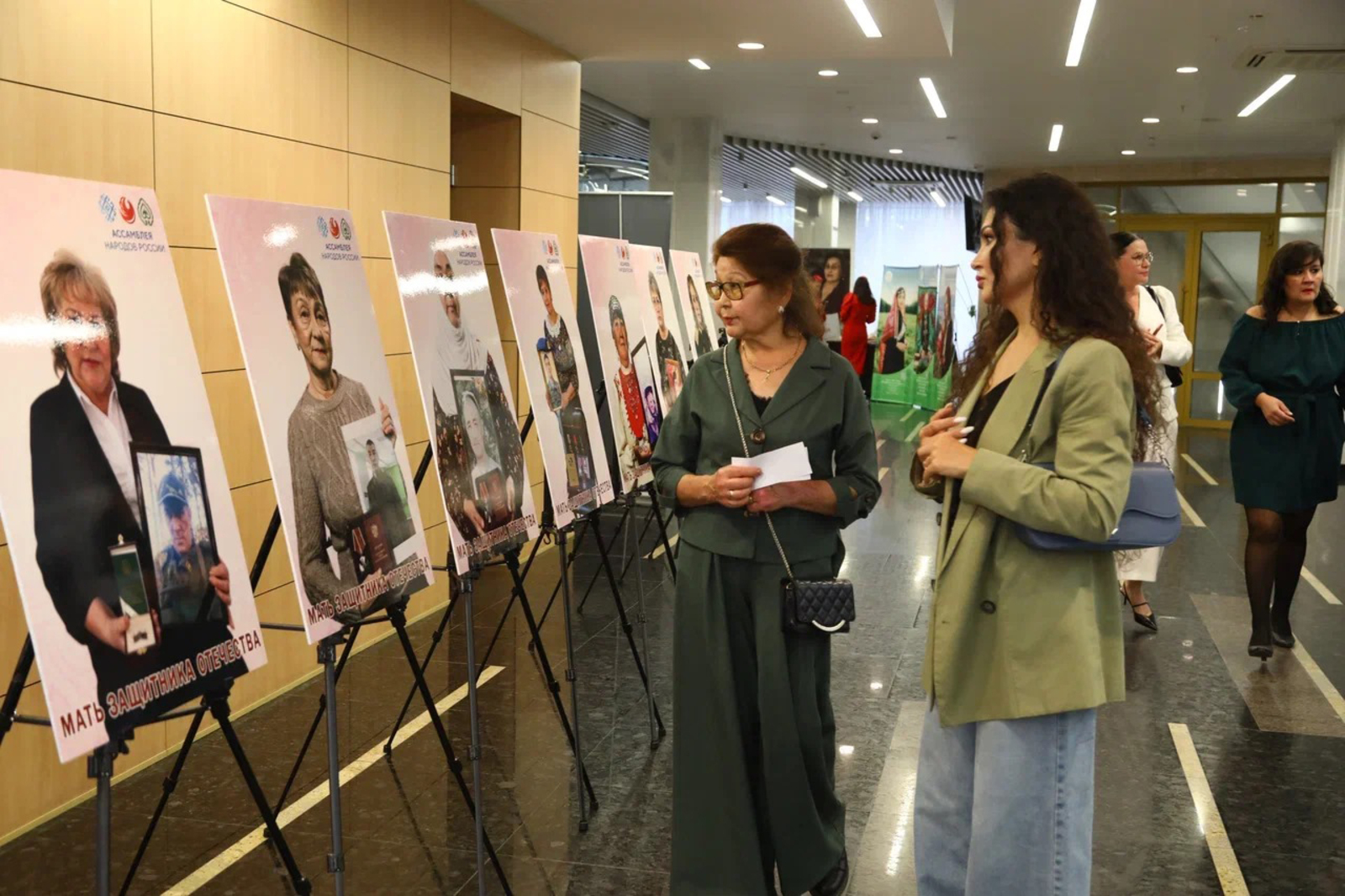 Валерий ШАХОВ Фотоэкспозиция в фойе концертного зала никого не оставила равнодушным.