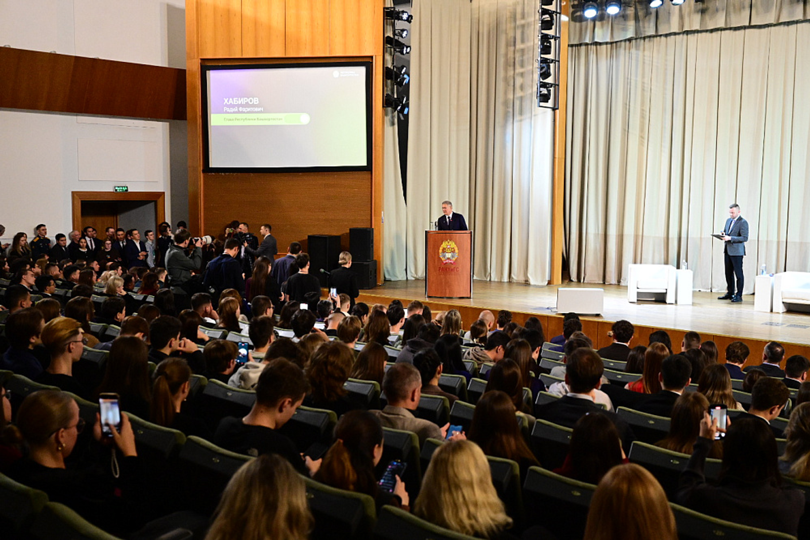 Радий Хабиров предложил почаще отправлять продовольствие студентам в Москву